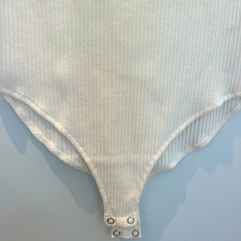 Forever 21 bodysuit with white floral pattern around neck. - Picture 4 of 5